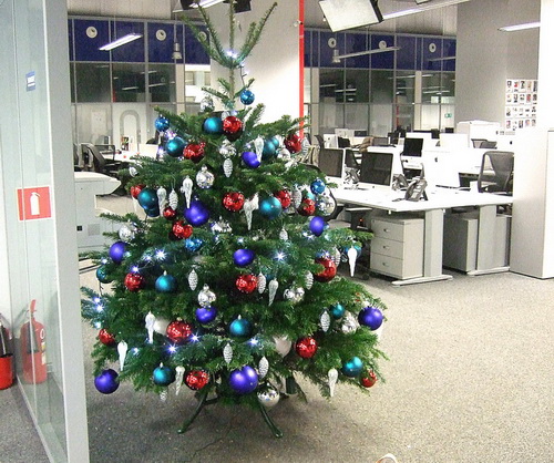 Новогодняя елка в строгом офисе