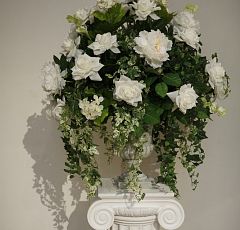 Композиция из искусственных белых роз и пионов