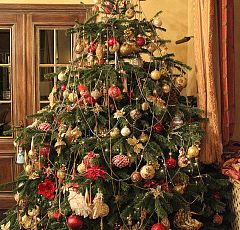 Украшение живой новогодней елки