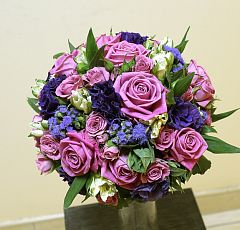 Букет невесты с ярко-розовыми розами Аква и лиловой эустомой