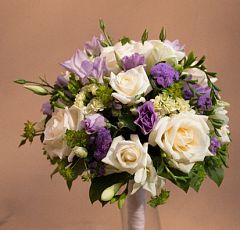 Контрастный букет невесты из белых и синих цветов — Для тех, кому близка классическая форма и контрастные сочетания цветов. Круглый букет невесты из белых роз Вендела, белого лизиантуса, белой и сиреневой фрезии и синего агератума.