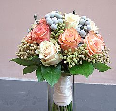 Букет невесты из роз и брунии