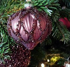 Украшение живой новогодней елки в винных тонах