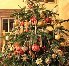 Украшение живой новогодней елки