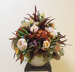 Композиция из искусственных цветов в английском викторианском стиле