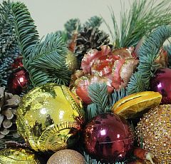 Новогодняя композиция с золотыми елочными шарами и красными листьями