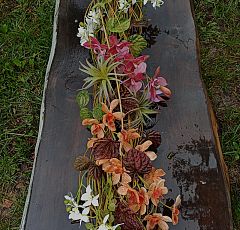 Настенный декор. Гирлянда из искусственных орхидей и тилландсий