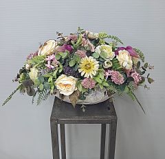 Композиция из искусственных цветов с белыми цинниями и кремовыми розами