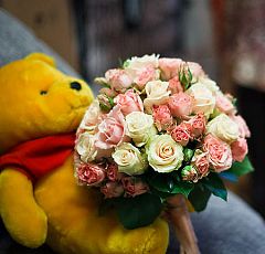 Букет невесты из роз — Круглый букет невесты из роз различных оттенков. Использованы кустовые и одиночные розы нескольких сортов. Букет собран на портбукетнице.