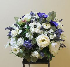 Композиция из искусственных цветов в бело-голубой гамме