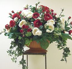 Композиция из искусственных алых и белых садовых роз — Композиция из алых и белых искусственных роз в английском стиле. диаметр 1 метр, Цветы высокого качества, выглядят очень натурально. 