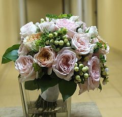 Букет невесты с нежно-розовыми пионовидными розами и ягодками гиперикума