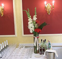 Цветочное оформление свадьбы в красных тонах — Оформление фуршетной зоны ресторана. Белые и красные цветы в высоких строгих вазах.