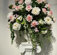 Композиция из искусственных роз и пионов в бело-розовой гамме
