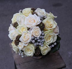 Букет невесты из белых и кремовых роз, серебристой брунии и плодов скабиозы — букет невесты из роз и брунии