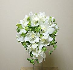 Букет невесты из белых орхидей в форме капли