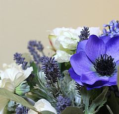 Композиция из искусственных цветов в бело-голубой гамме