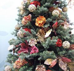  Новогоднее оформление ели искусственными цветами и листьями — Оформление Новогодней ели искусственными цветами.