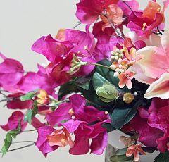 Композиция из искусственных цветов в японском стиле