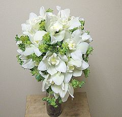 Букет невесты из белых орхидей в форме капли — Букет из белых орхидей цимбидиум в форме капли. в качестве дополнения добавлены нежно зеленые веточки буплерума.
