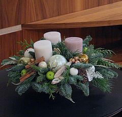 Настольная новогодняя композиция с тремя свечами