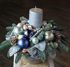  Рождественская композиция с серебряной свечей — Рождественская композиция со свечей