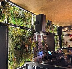 Озеленение ресторана искусственными растениями