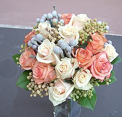 Букет невесты из роз и брунии