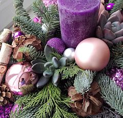 Новогодняя композиция с фиолетовой свечой и розовыми шарами