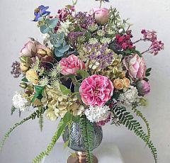 Букет из искусственных цветов с пионовидными розами в стеклянной вазе