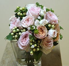 Букет невесты с нежно-розовыми пионовидными розами и ягодками гиперикума