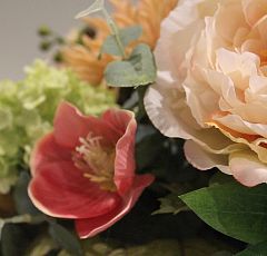 Композиция из искусственных цветов в персиковых тонах