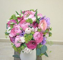 Розово-лиловый букет невесты с каллами и ранункулюсами