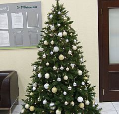 Украшение новогодней елки в банковском офисе