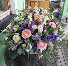Цветочная корзина с махровыми тюльпанами, ранункулюсами и эустомой