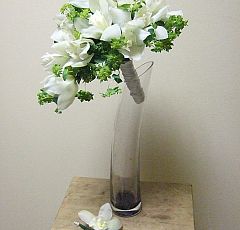 Букет невесты из белых орхидей в форме капли