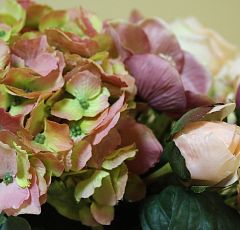 Композиция из искусственных цветов  с кремовыми пионами и розово-зеленой гортензией