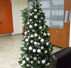 Украшение новогодней елки в банковском офисе