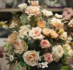 Высокая композиция из искусственных цветов с бледно-розовыми розами, махровыми пионами и веточками цветущей яблони