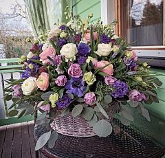 Цветочная корзина с махровыми тюльпанами, ранункулюсами и эустомой