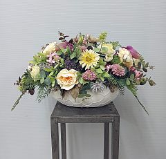 Композиция из искусственных цветов с белыми цинниями и кремовыми розами