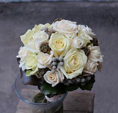 Букет невесты из белых и кремовых роз, серебристой брунии и плодов скабиозы — букет невесты из роз и брунии