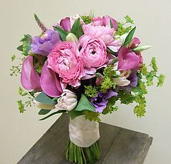 Розово-лиловый букет невесты с каллами и ранункулюсами