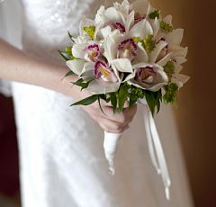 Букет невесты из орхидей — Круглый, маленький, аккуратный букет из белых орхидей цимбидиум. Очень стойкий букет. гарантировано продержится в течении всего Вашего праздника даже в жаркую летнюю погоду. Орхидея - стойкий и изысканный цветок.
