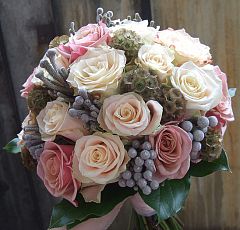 Букет невесты из кремовых и розовых роз, брунии и плодов скабиозы — Букет невесты из розово-кремовых роз, серебристых шариков брунии и пушистых ежиков скабиозы.