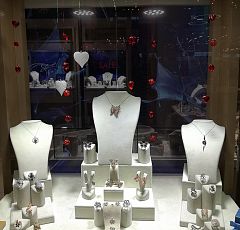 оформление витрины ювелирного бутика ROBERTO BRAVO ко дню Святого Валентина