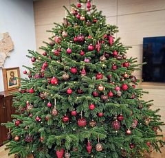 Украшение живой новогодней елки в винных тонах