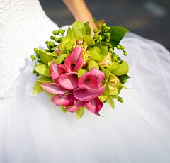 Букет невесты с каллами и орхидеей цимбидиум — Круглый букет невесты с ярко-розовыми каллами и сочно-зеленой орхидеей цимбидиум. В качестве нюанса добавлены ягоды гиперикума.