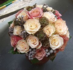 Букет невесты из кремовых и розовых роз, брунии и плодов скабиозы