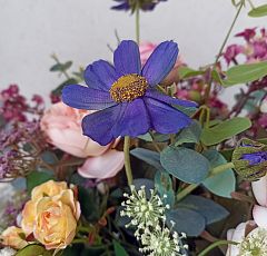 Букет из искусственных цветов с пионовидными розами в стеклянной вазе